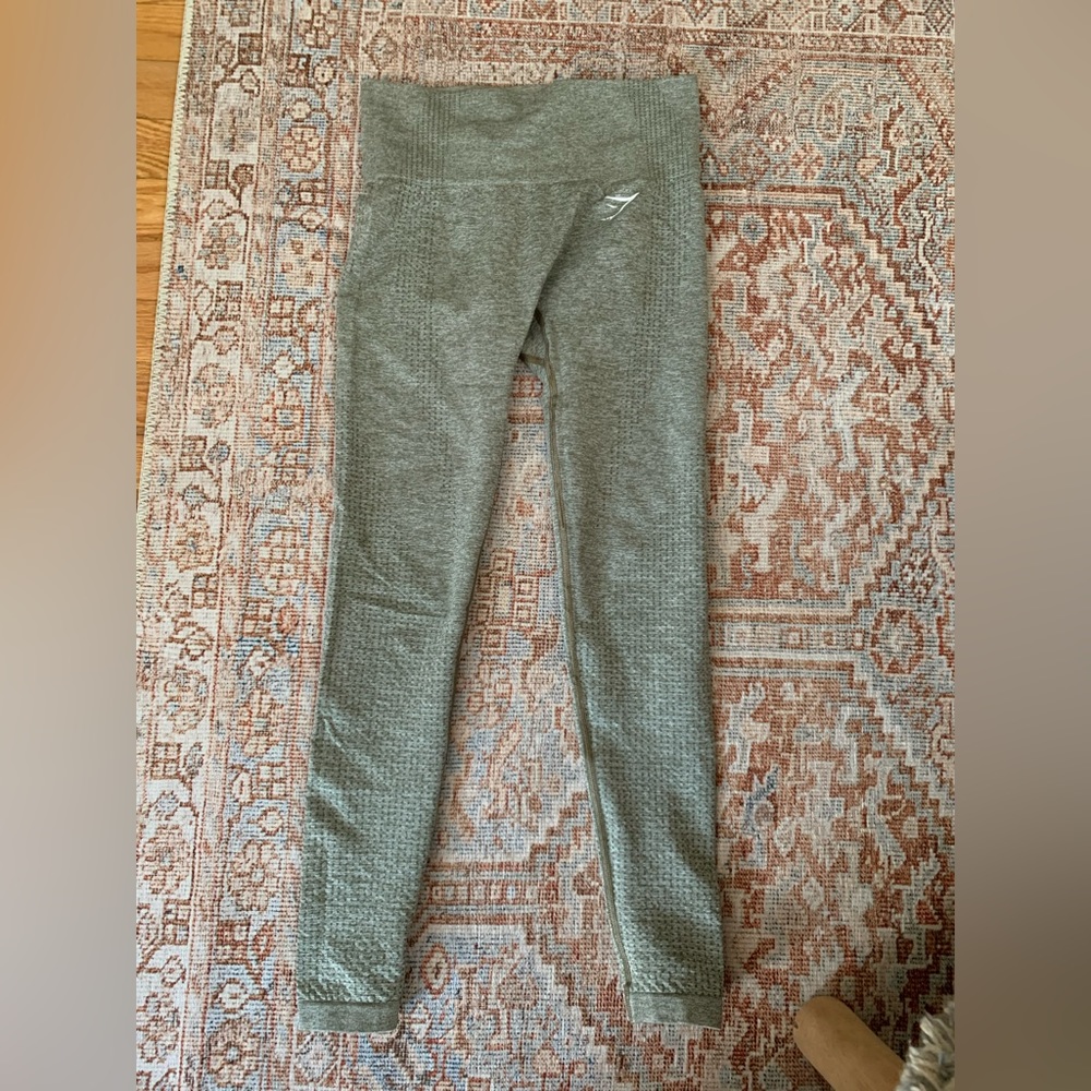 Lightly used XS gum shark leggings.